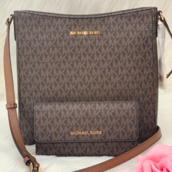 Michael Kors Handbags - 🌸Michael Kors LG Messenger Crossbody & Wallet Set